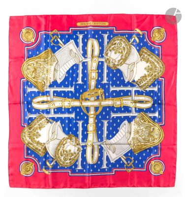 une écharpe carrée rouge et bleue ornée d'un motif doré