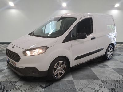 la camionnette blanche est garée sur le sol en damier d'une pièce