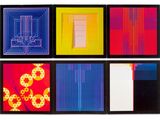 quatre carrés de couleurs différentes sont disposés en ligne sur une surface blanche
