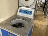 une machine posée sur le sol d'une pièce