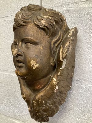 Tête d’ange ailée, putti ou chérubin en bois doré, accidents…