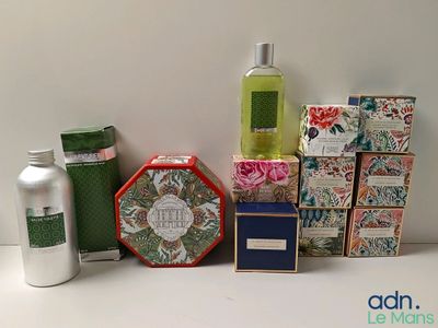 de nombreux savons et lotions de toutes sortes sur la table