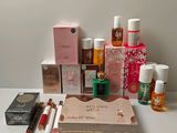 de nombreux types de produits de beauté posés sur une table blanche