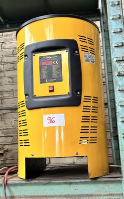 un chauffe-eau jaune fixé sur le mur latéral d'un immeuble