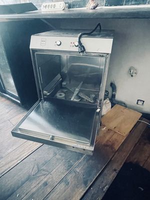 un petit four posé sur une table en bois dans une cuisine