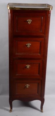 une photo d'une grande commode en bois