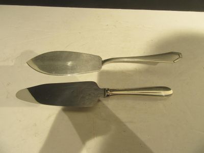 trois cuillères en argent posées sur une table blanche