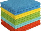 une pile de serviettes colorées empilées les unes sur les autres
