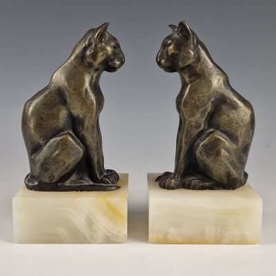 une paire de chats en bronze sur des socles en marbre, XXe siècle