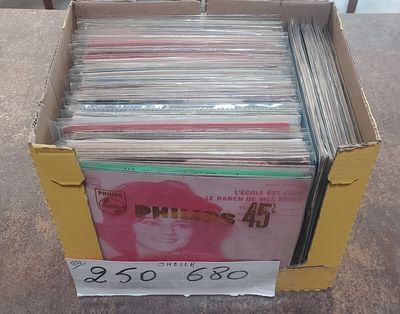 une boîte en carton contenant de nombreux CD