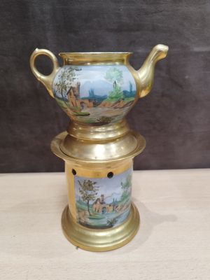 un vase en or orné d'un motif, posé sur une table