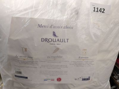 un sac de drouauut posé sur une étagère dans un magasin