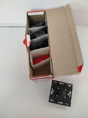 une boîte de composants électroniques posée sur une surface blanche