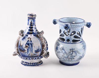 deux vases bleus et blancs placés l'un à côté de l'autre