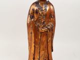 statue représentant une personne tenant une fleur à la main, sur fond blanc