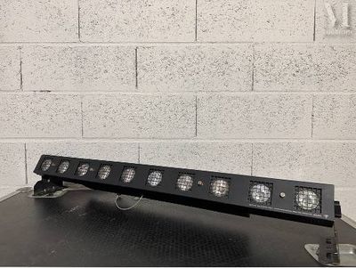un gros plan sur une rampe lumineuse posée sur une table, avec un mur de briques en arrière-plan