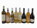 plusieurs bouteilles de vin sont alignées sur une surface blanche