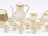 plusieurs tasses et soucoupes et une théière sur la table