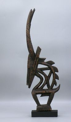 gros plan d'une sculpture d'oiseau sur un socle