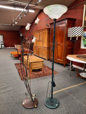 une image d'un salon avec beaucoup de meubles