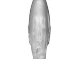 sculpture en argent représentant une tête d'homme posée sur un socle, sur fond blanc