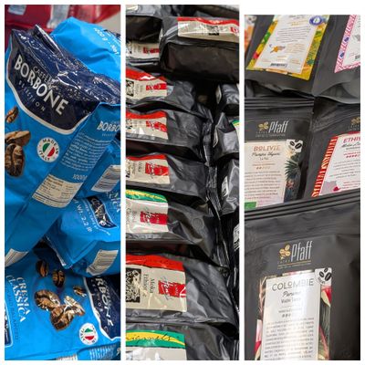de nombreux sacs de croquettes pour chiens sur les rayons du magasin