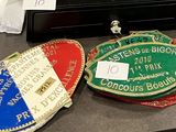 un comptoir sur lequel sont disposés tout un tas d'articles différents