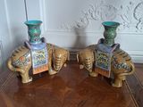 deux vases posés sur une table en bois