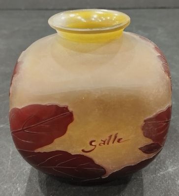 GALLE, petit vase en verre multicouches à panse carrée à déc… - Photo 1