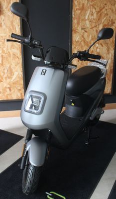 un scooter garé devant un mur