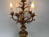 une lampe posée sur une table