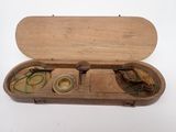 une boîte en bois contenant une paire de ciseaux