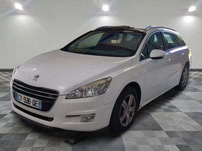 la photo d'une voiture blanche garée dans un garage