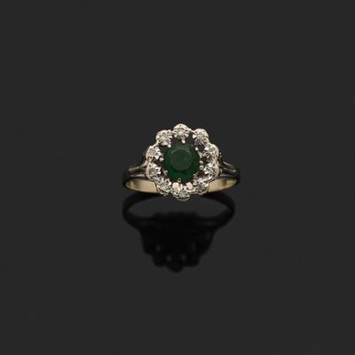une bague à grappes d'émeraudes et de diamants