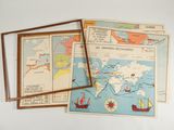 trois cartes du monde différentes accrochées au mur