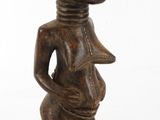 une image d'une statue en bois représentant un homme tenant un bébé