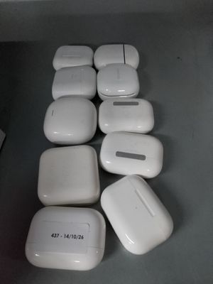 plusieurs AirPods blancs posés sur une table, à côté d'un clavier