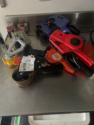 tout un tas d'outils posés sur une table