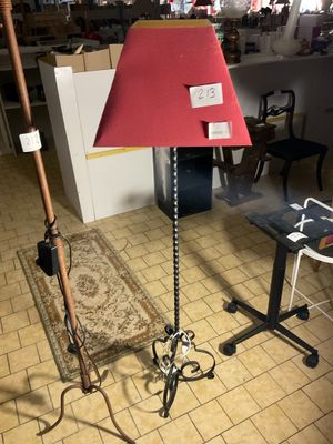 une lampe posée sur un pied dans une pièce