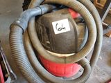 un aspirateur posé par terre