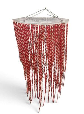 un lustre en perles rouges suspendu au plafond