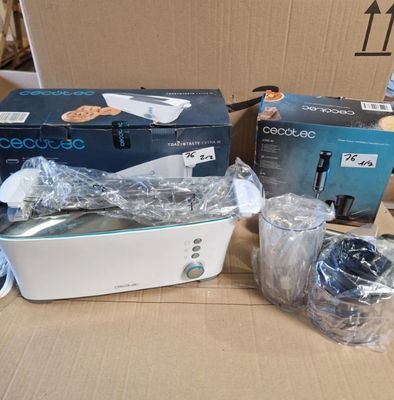 une boîte contenant un grille-pain et d'autres objets, posée sur la table