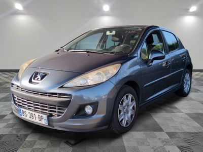 La voiture grise est garée sur le sol à damier du garage.