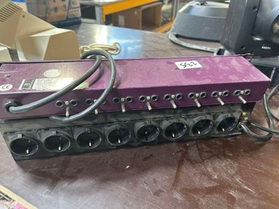 une multiprise violette posée sur une table