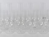 un grand nombre de verres à vin vides posés sur une table