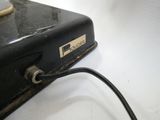 un gros plan d'une machine en noir et blanc posée sur une table