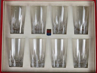 six verres dans une boîte rouge avec un couvercle rouge