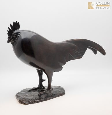statue d'un coq posé sur un rocher, sur fond blanc
