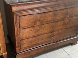 une commode en bois avec un plateau en marbre