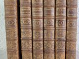 un ensemble de cinq vieux livres superposés
